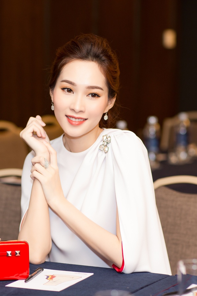 Hoa hậu Đặng Thu Thảo lần đầu xuất hiện sau thông báo kết hôn - 5 Đặng Thu Thảo là một trong những Hoa hậu Việt Nam kết hôn sớm nhất. Các hoa hậu từ năm 2006 trở về sau, Mai Phương Thúy, Ngọc Hân, Kỳ Duyên, Đỗ Mỹ Linh đều chưa nghĩ tới chuyện kết hôn.