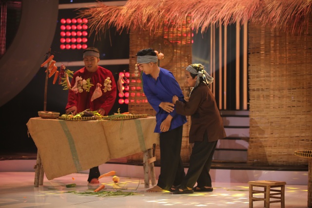 Hoài Linh “đe dọa” Xuân Bắc vì chê giọng hát địa phương khó nghe - 1 Phiên bản “tròn trịa” của danh hài Hoài Linh tái hiện sinh động ca khúc mà anh đã hát gần hai mươi năm về trước từ trang phục, khăn quấn đầu đến hoạt cảnh quầy rau củ quả trên sân khấu.