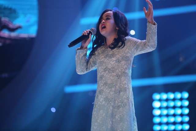 Hoài Linh “đe dọa” Xuân Bắc vì chê giọng hát địa phương khó nghe - 7 Hiền Thục tấm tắc khen ngợi: “Cô Thanh Lam sở hữu giọng hát rất dày và nội lực, để hát giống với giọng hát của một Diva cực kỳ khó. Nhưng con đã làm được không chỉ trong giọng hát mà bởi ngoại hình “y như đúc”.