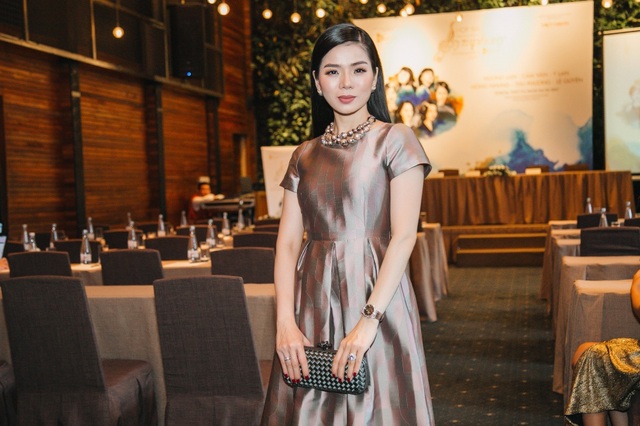 Ca sĩ Cẩm Vân sợ bị người khác chê mình “hết thời” - 3
Lệ Quyên được biết đến với danh xưng “Nữ hoàng phòng trà” bởi cô luôn là ca sĩ “đắt show” nhất khi hát các phòng trà nổi tiếng.