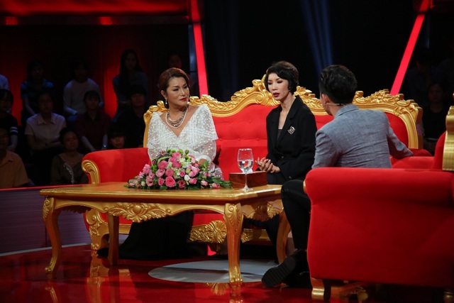 Xuân Lan tiết lộ yêu chàng "gay" suốt 7 năm mà không biết - 5 Đối diện với Cindy, Xuân lan tâm sự: “Bây giờ Xuân Lan mới dám nắm tay chị Cindy chứ lúc trước, Lan sợ anh Thái Tài lắm”.