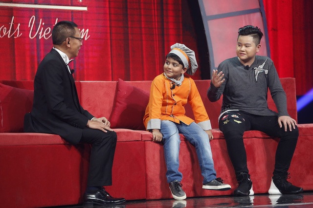 MC Lại Văn Sâm “bỏ sĩ diện” vì món chè chuối của đầu bếp nhí Ấn Độ - 2 Lần đầu tiên đến Việt Nam để tham gia trong chương trình, Kicha không chỉ cuốn hút khán giả bởi sự tự tin, thông minh và hoạt ngôn như “một nhà ngoại giao đại tài”, mà còn thể hiện niềm đam mê nấu ăn một cách mãnh liệt.