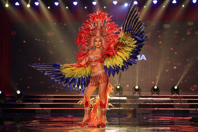 Mãn nhãn với trang phục dân tộc của thí sinh Miss Grand International 2017 - 4 Những bộ trang phục dân tộc do các thí sinh trình diễn được thiết kế vô cùng tinh xảo và kĩ lưỡng mang từng nét riêng của mỗi quốc gia, lãnh thổ.