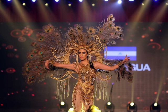 Mãn nhãn với trang phục dân tộc của thí sinh Miss Grand International 2017 - 5 Lấy ý tưởng từ bộ cánh chim công cao quý và sang trọng, người đẹp đến từ Nicaragua khiến khán giả trầm trồ khen ngợi.