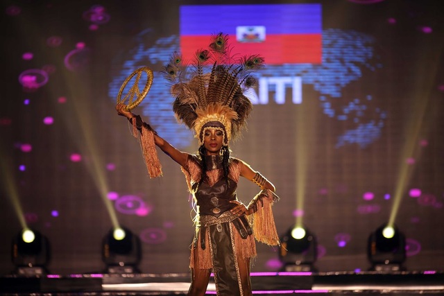 Mãn nhãn với trang phục dân tộc của thí sinh Miss Grand International 2017 - 9 Thí sinh đại diện quốc gia Haiti xuất hiện với bộ trang phục thổ dân thu hút