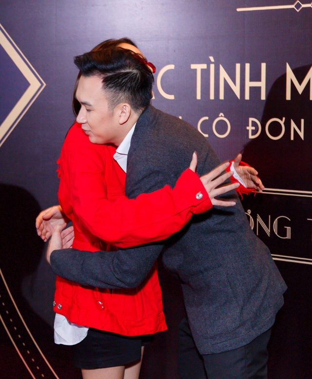 Hậu chia tay Hồ Quang Hiếu, Bảo Anh xuất hiện đầy tươi tắn bên Dương Triệu Vũ - 3 Cả hai cùng trao cho nhau những cử chỉ thân thiết cũng cái ôm tình cảm.