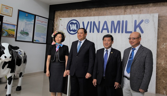 Phó thủ tướng Lào thăm và làm việc với Vinamilk - 1 Phó Thủ tướng nước Cộng hòa Dân chủ Nhân dân Lào Sonexay Siphandone, lãnh đạo tỉnh Bình Dương và lãnh đạo Vinamilk chụp hình lưu niệm tại Nhà máy Sữa Việt Nam.