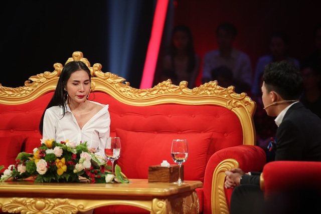 Thuỷ Tiên tiết lộ chuyện tình "sóng gió" với Công Vinh - 2 Nữ ca sĩ “nghẹn ngào” khi nhớ lại thời điểm ấy, cô bị xem như là “tội đồ” mang đến xui xẻo cho Công Vinh.
