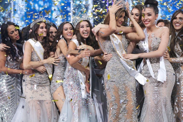 Khánh Phương vào top 25 Hoa hậu siêu quốc gia - Miss Supranational 2017 - 2
Khoảng khắc vỡ òa khi tên Hoa hậu được sướng lên, Khánh Phương ôm và chúc mừng Tân Hoa hậu Siêu quốc gia.
