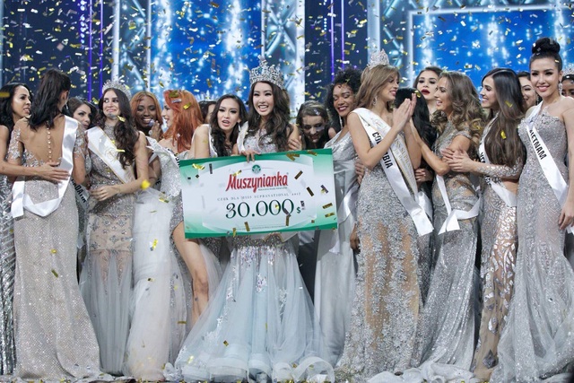 Khánh Phương vào top 25 Hoa hậu siêu quốc gia - Miss Supranational 2017 - 3 Vương miện đã thuộc về Jenny Kim – người đẹp Hàn Quốc. Đây cũng là lần đầu tiên Hàn Quốc có đại diện đăng quang ngôi vị cao nhất trên đấu trường quốc tế. Ngôi Á hậu 1 thuộc về người đẹp Tica Martinez của Colombia; Á hậu 2 là đại diện Romania - Bianca Tirsin; Á hậu 3 người Ethiopia - Bitaniya Yosef; Á hậu 4 thuộc về đại diện Puerto Rico - Larissa Santiag.