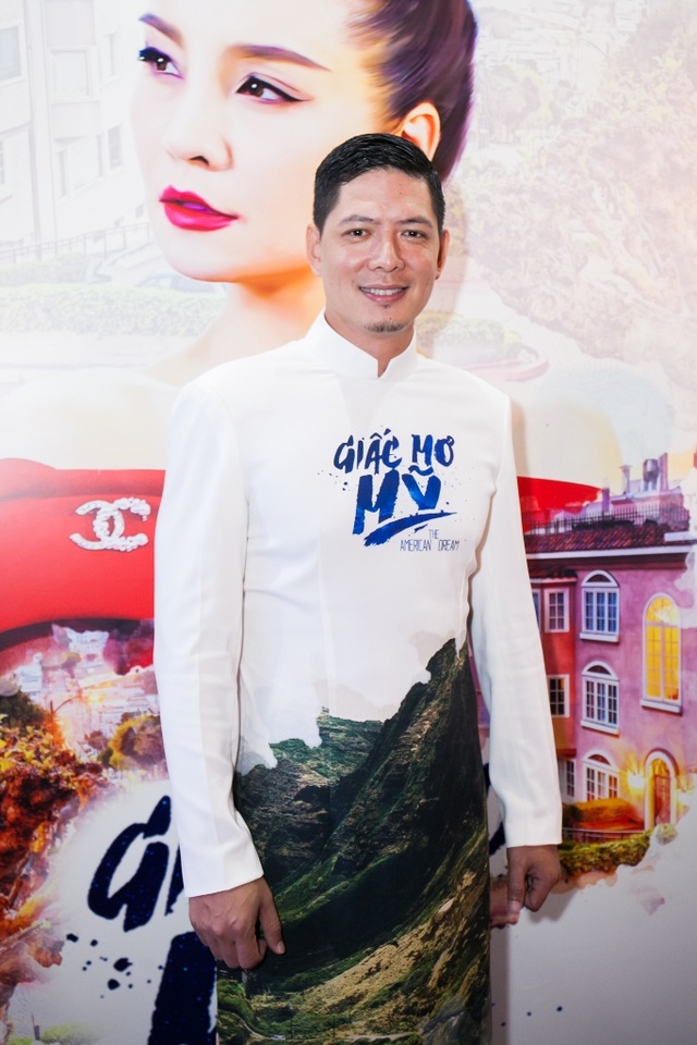 Bình Minh lần đầu xuất hiện sau scandal "ngoại tình" - 1 Bình Minh còn chia sẻ rằng bà xã anh có gọi điện về chúc mừng anh và ê-kíp nhân buổi ra mắt phim. Còn về việc scandal với Trương Quỳnh Anh thì nam diễn viên không muốn nói gì thêm vì cuộc sống của gia đình anh vẫn diễn ra bình thường.