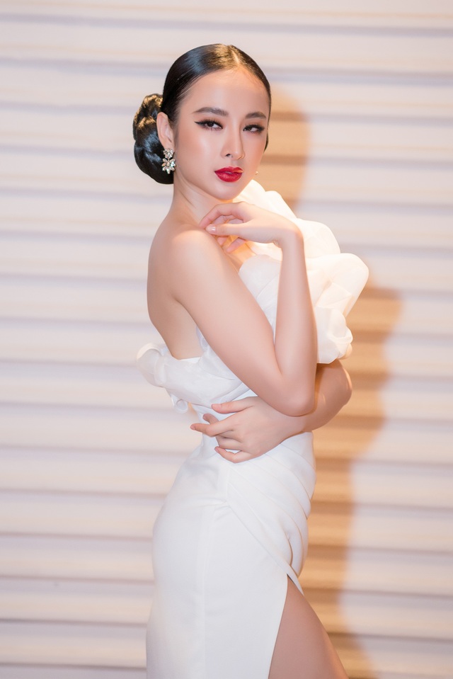 Angela Phương Trinh tránh né khi “chạm mặt” tình cũ Chiêm Quốc Thái - 3 Tại sự kiện, Angela Phương Trinh sexy, quyến rũ trong bộ váy trắng sẻ sâu, bộ váy bị hở ngực lộ vòng 1 nên người đẹp thường xuyên dùng tay “che chắn”.