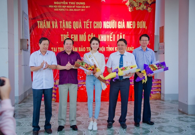 Hoa Hậu Thư Dung thăm hỏi, trao quà cho trẻ khuyết tật, người già neo đơn - 2 Ông Trần Quốc Tuấn, Ông Mai Văn Huỳnh, Hoa hậu Thư Dung, ông Trần Thọ Thắng, Ông Nguyễn Văn Hoàng.