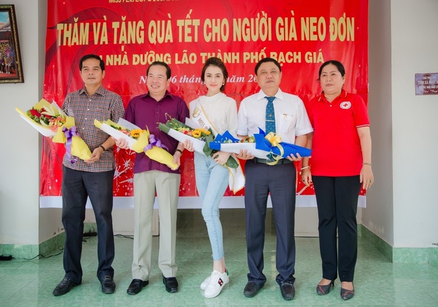 Hoa Hậu Thư Dung thăm hỏi, trao quà cho trẻ khuyết tật, người già neo đơn - 3 Dự án thiện nguyện còn được sự giúp đỡ của Ông Nguyễn Quốc Sử - Chủ tịch UBND TP Rạch Giá (Ngoài cùng bên trái)