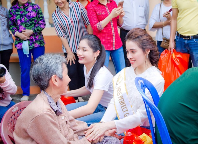 Hoa Hậu Thư Dung thăm hỏi, trao quà cho trẻ khuyết tật, người già neo đơn - 5 Cô không kìm được nước mắt khi chứng kiến những mảnh đời bất hạnh nơi đây. Mặc dù vậy, cô không muốn mọi người thấy mình buồn nên luôn vui vẻ để truyền năng lượng tích cực, lạc quan cho những hoàn cảnh kém may mắn.