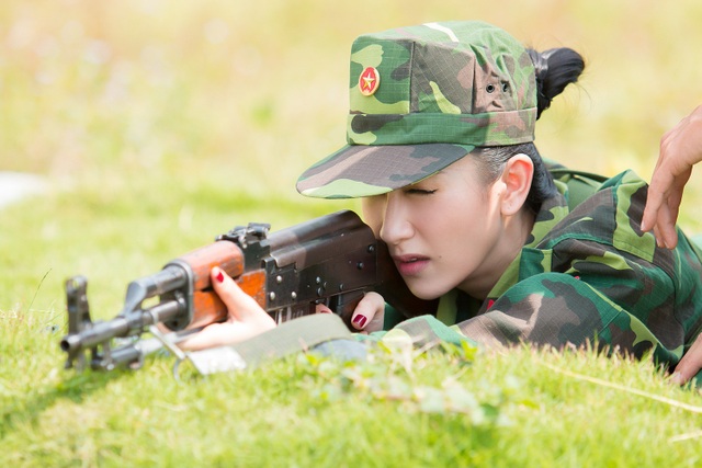Hà Thu và em gái bất ngờ làm chiến sĩ phòng cháy chữa cháy - 5 Tập làm quen với các công việc của một chiến sĩ, Hà Thu và em gái cùng tham gia vào các hoạt động quen thuộc trong quân đội như cùng tập luyện duyệt binh, diễu binh, tập cầm súng nhắm bắn quân địch.