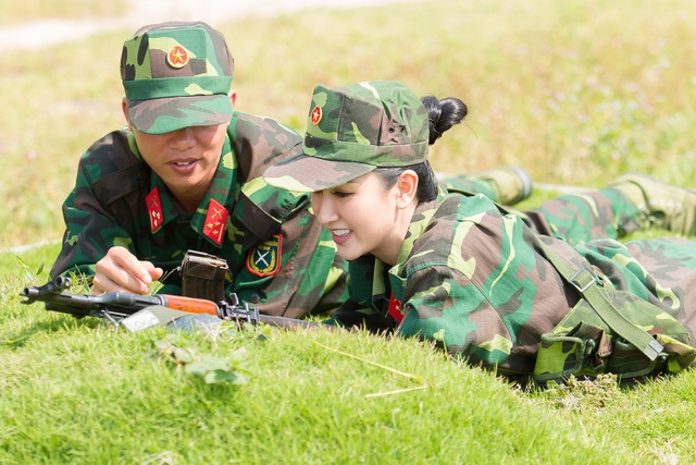 Hà Thu và em gái bất ngờ làm chiến sĩ phòng cháy chữa cháy - 6 Hà Thu được hướng dẫn các thao tác sử dụng một cây súng, cách nhắm “đích” để bắn.
