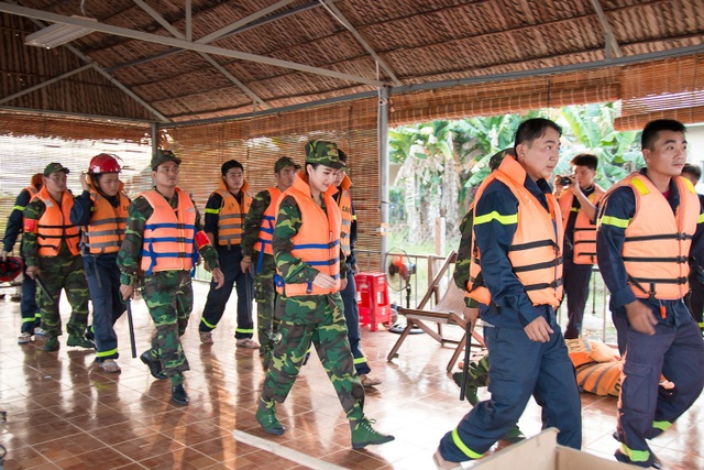 Hà Thu và em gái bất ngờ làm chiến sĩ phòng cháy chữa cháy - 7 Đánh giá phần thử thách của mình, đội trưởng nhận xét cô đã rất xuất sắc trong nhiệm vụ. Đặc biệt đội trưởng của đội cho biết chỉ cần được huấn luyện khoảng 1 tháng, Hà Thu có thể gia nhập đội và cùng tham gia “tác chiến” ngoài hiện trường. Lời khen và động viên này đã khiến Hà Thu vô cùng hào hứng.