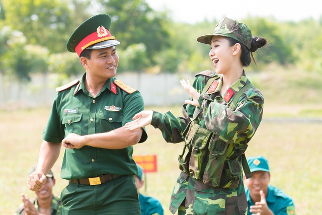 Hà Thu và em gái bất ngờ làm chiến sĩ phòng cháy chữa cháy - 9 Hà Thu nhiệt tình tham gia tất cả các hoạt động trong chương trình cùng các anh chiến sĩ tại đây