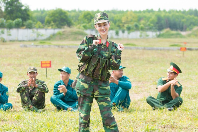 Hà Thu và em gái bất ngờ làm chiến sĩ phòng cháy chữa cháy - 11 Tiếp đến, tham gia vào phần quà tặng của nghệ sĩ, Hà Thu đã duyên dáng hát tặng các chiến sĩ ca khúc “Xuân đẹp làm sao”.
