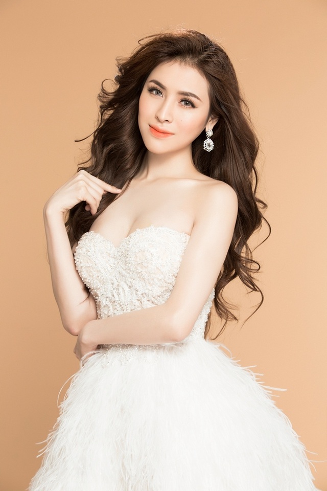 Mỹ nhân siêu vòng 3 Thư Dung “khai xuân” khoe vòng 1 nóng bỏng - 6 Thư Dung diện bộ váy trắng cúp ngực với phần chân váy đính lông cầu kỳ