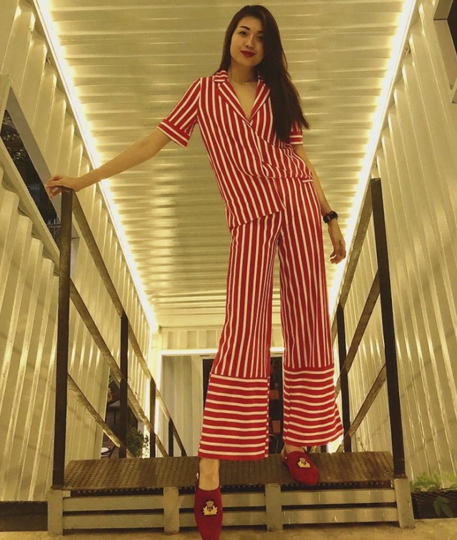 Xuất hiện sau "bão" scandal, Nhã Phương vào top mặc đẹp nhất tuần - 7 Lại một bộ “đồ ngủ” nữa được các chân dài lăng xê. Á hậu Lệ Hằng khiến người đối diện “chóng mặt” vì trang phục sọc ngang, sọc dọc rối bời. Kiểu dáng thì rõ là đồ ngủ, nhưng người mặt lại sơvin một bên, đi cùng giày lười hàng hiệu rất… chỉnh chu.
