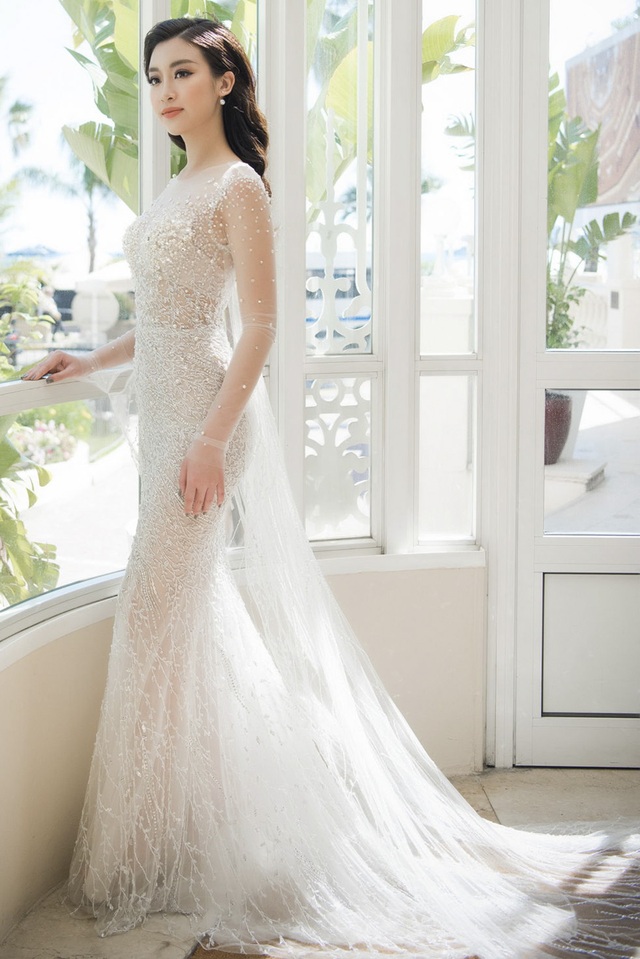 Vũ Ngọc Anh diện váy mỏng tang, Văn Mai Hương hoá cô dâu “bị lỗi” - 3 Dự sự kiện tại Pháp, Đỗ Mỹ Linh vẫn rất thanh thoát trong thiết kế đầm voan của một NTK Việt Nam. Người đẹp gốc Hà thành yêu thích các màu trung tính như trắng, be, hồng pastel, xanh biển… mang đến vẻ ngoài vô cùng ngọt ngào, dịu nhẹ.