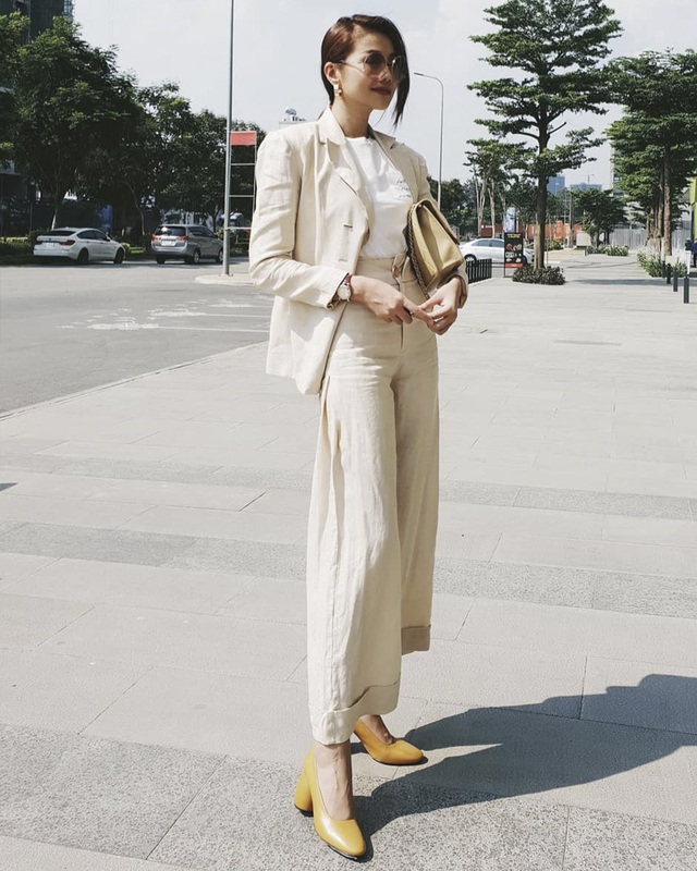 Vũ Ngọc Anh diện váy mỏng tang, Văn Mai Hương hoá cô dâu “bị lỗi” - 5 Nhắc đến menswear thì phải nhắc đến Thanh Hằng. Chân dài kì cựu chọn cho mình cây màu be với chất liệu cotton thoáng mát, kết hợp cùng túi xách hàng hiệu và giày đế thô cùng tông, vừa đơn giản vừa thanh lịch.