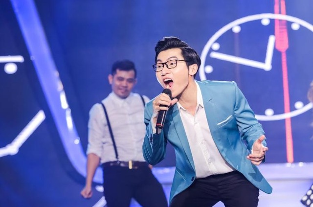 Ca sĩ Hùng Thuận “gây sốt” khi hóa thân cố nghệ sĩ Minh Thuận - 6 Vốn sẵn có ngoại hình bảnh bao như phiên bản gốc, ngay khi xuất hiện Đỗ Phú Quí đã gây được ấn tượng với khán giả. Tuy nhiên, để giả điệu bộ móm duyên của Hà Anh Tuấn, nam thí sinh đã phải đẩy hàm dưới cao hơn bình thưởng khiến việc hát gặp nhiều khó khăn. Kết thúc phần thi, Phú Quí tự đánh giá anh đã làm giống được 50% so với phiên bản gốc.