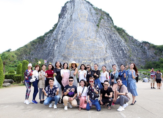Thí sinh Hoa hậu Đại sứ Hoàn vũ người Việt 2018 hào hứng tận hưởng hành trình Thái Lan - 5 Các thí sinh và ê-kíp cùng chụp hình kỉ niệm ở ngọn núi dát vàng Trân Phật Bảo Sơn