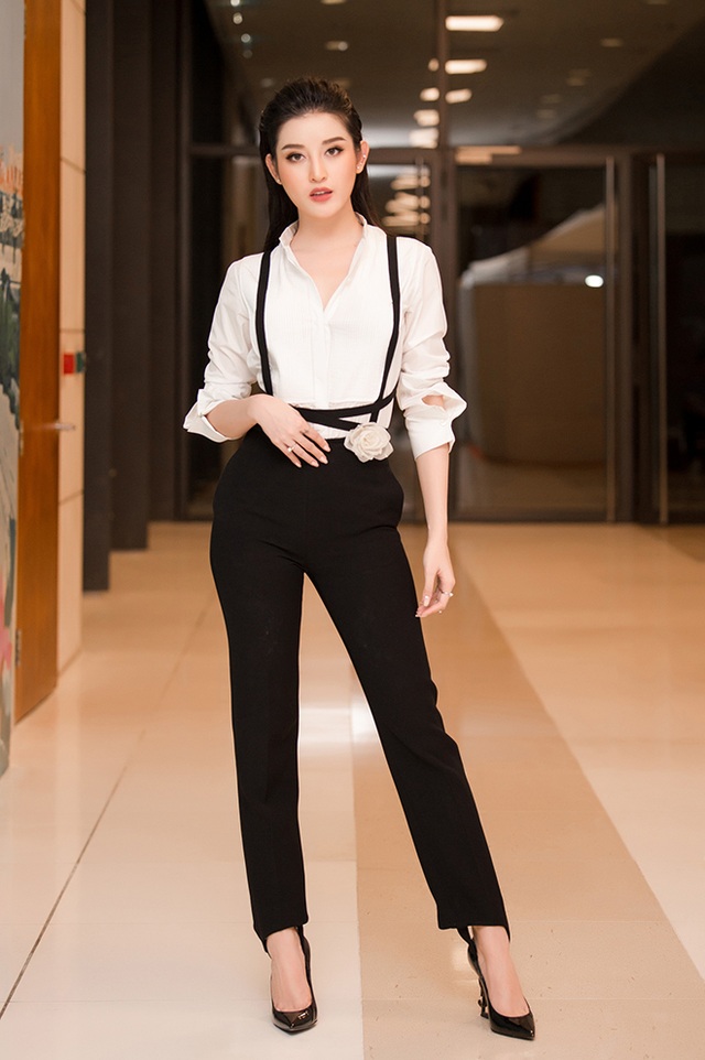 Mỹ Tâm diện áo dài sang Hàn Quốc, Hà Hồ vẫn trẻ trung khi đọ dáng với Thuỳ Dung - 8 Huyền My diện sơ mi trắng và quần tây đen đơn giản, nhưng không nhàm chán. Người đẹp cố tình sử dụng phần dây đan và chiếc hoa hồng vải ở thắt lưng làm điểm nhấn, mang đến hình ảnh hiện đại, khoẻ khoắn.