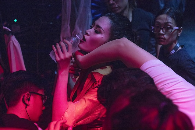 Ông Cao Thắng rơi nước mắt khi được Đông Nhi cảm ơn trong liveshow 10 năm ca hát - Ảnh 9. Ông Cao Thắng rơi nước mắt khi được Đông Nhi cảm ơn trong liveshow 10 năm ca hát - Ảnh 9.