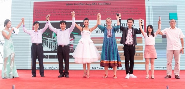 Ca sĩ Chí Thiện nhận giải “Công dân trẻ tiêu biểu TP.HCM” năm 2018 - Ảnh 5. Ca sĩ Chí Thiện nhận giải “Công dân trẻ tiêu biểu TP.HCM” năm 2018 - Ảnh 5.