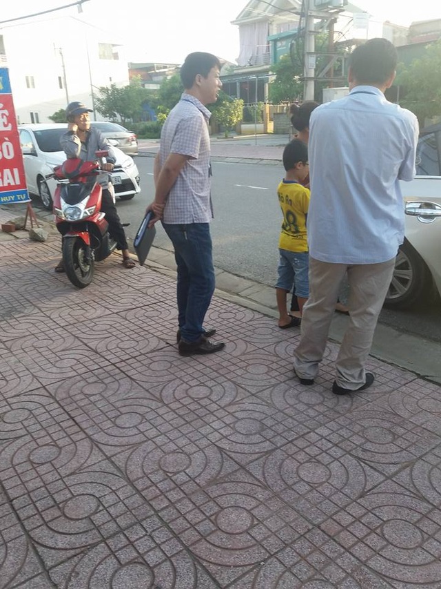 Đội thuế của phường dàn hàng chặn khách vào quán ăn - 1 Đội thuế của phường dàn hàng chặn khách vào quán ăn - 1