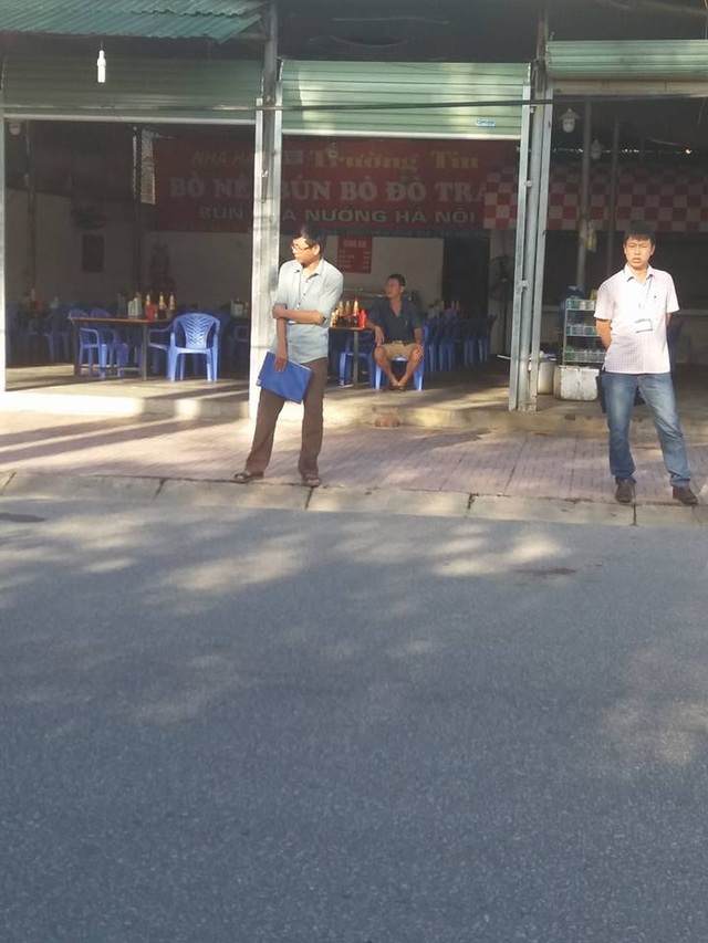 Sẽ xử lý nếu cán bộ thuế chặn quán ăn để truy thu tiền - 1
Cán bộ đội thuế liên phường xã phường Bắc Hà đứng chặn trước quán Trường Tín