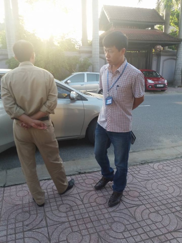 Đội thuế của phường dàn hàng chặn khách vào quán ăn - 3 Cán bộ thuế Phường Bắc Hà đứng chặn khách không cho vào quán (ảnh facebook)