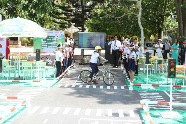 Hơn 630.000 bài dự thi “An toàn giao thông cho nụ cười trẻ thơ” - 2 Các thầy cô giáo chỉ dẫn cho các em học sinh về luật lệ ATGT