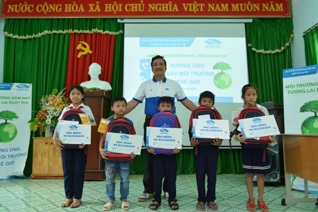 NS BlueScope Việt Nam tổ chức chương trình chạy bộ vì môi trường - 2 Ông Võ Minh Nhựt trao quà cho học sinh