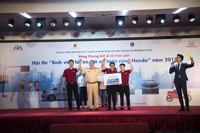Đại học Bách khoa Hà Nội đạt giải nhất cuộc thi sinh viên lái xe ô tô an toàn - 2 Các thành viên xuất sắc của trường ĐH Bách khoa Hà Nội đạt giải nhất cuộc thi