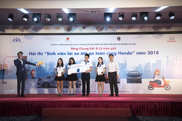 Đại học Bách khoa Hà Nội đạt giải nhất cuộc thi sinh viên lái xe ô tô an toàn - 4 Trường Đại học Kinh tế Quốc dân đạt giải ba với phần thưởng là 4 máy tính bảng Samsung Tab A dành cho 4 thành viên của đội.