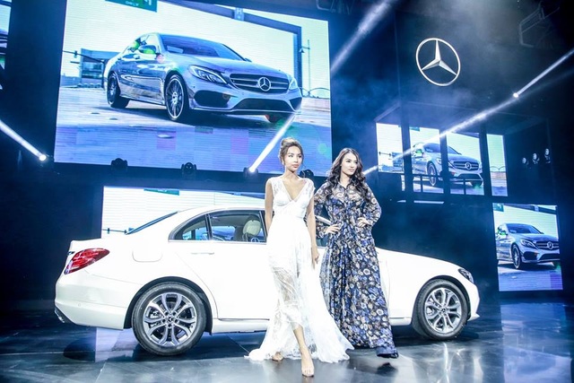 GLC200 và S450 Luxury xuất hiện ở sự kiện lớn nhất trong năm của Mercedes-Benz ở Hà Nội - 3 Show diễn quy tụ những sản phẩm xe mới, trung bày và giới thiệu những sản phẩm xe đang bán chạy, cùng nhiều chương trình tư vấn mua hàng và lái thử dành cho khách hàng.