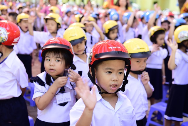 Năm học 2018-2019: Tặng gần 2 triệu mũ bảo hiểm cho học sinh lớp Một toàn quốc - 3 Các em học sinh chung niềm vui nhận món quà đầu năm học mới
