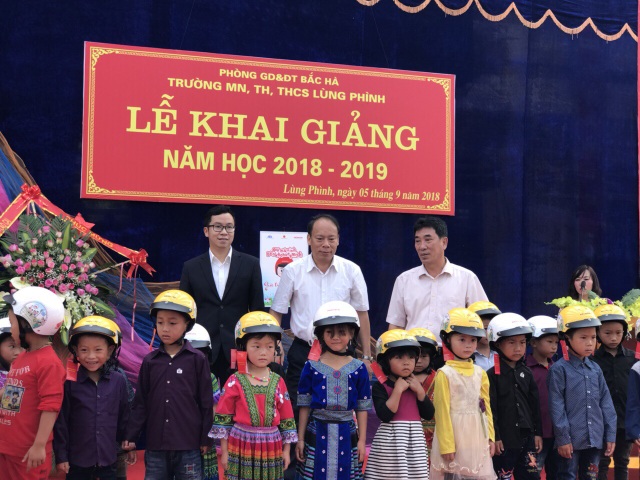Năm học 2018-2019: Tặng gần 2 triệu mũ bảo hiểm cho học sinh lớp Một toàn quốc - 6 Đại diện Ủy ban ATGT Quốc gia và Công ty Honda Việt Nam trao mũ bảo hiểm cho các em học sinh tại Trường mầm non, Tiểu học và THCS xã Lùng Phình, Lào Cai