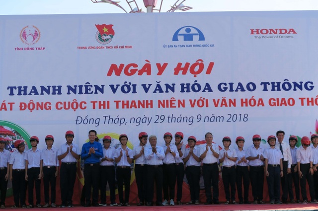 Phát động Cuộc thi “Thanh niên với Văn hóa giao thông” trên toàn quốc - 3 Cũng trong khuôn khổ Lễ phát động, Honda Việt Nam trao tặng 500 mũ bảo hiểm…
