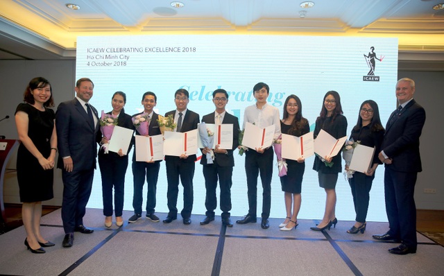 54 học viên đầu tiên đạt chứng chỉ quốc tế về Tài chính, Kế toán và Kinh doanh tại Việt Nam - 3 Ông Mark Billington, Giám đốc ICAEW khu vực Đông Nam Á (ngoài cùng bên phải) và ông Ed Vaizey, Đặc phái viên thương mại của Thủ tướng Anh tại Việt Nam, Lào, Campuchia (thứ 2 từ trái sang) trao chứng chỉ CFAB cho các học viên tại TP HCM