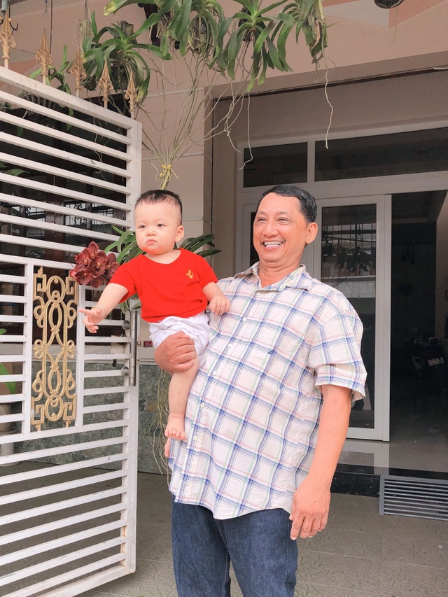 Chuyện về gia đình miền Tây sông nước trúng xe tiền tỷ - 1 Anh Nguyễn Văn Chẳng cùng đứa cháu nội của mình.