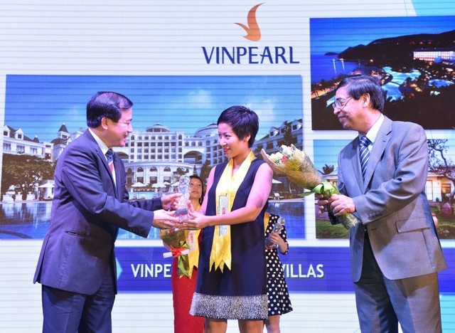 Vinpearl đạt Top 10 danh giá The Guide Awards 2016 - 3 Ông Hà Văn Siêu (trái), Phó Tổng cục Trưởng Tổng cục Du lịch và ông Nguyễn Phú Bình, Phó Tổng biên tập Thời báo Kinh tế Việt Nam trao danh hiệu Top 10 The Guide Awards cho đại diện Vinpearl.
