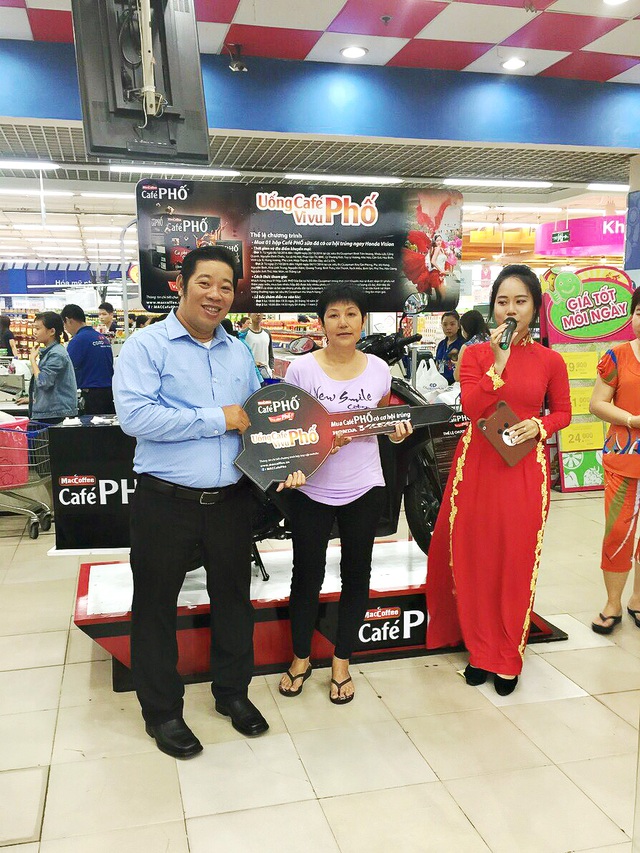 Cùng vi vu phố, cùng hòa nhập vào văn hóa Café Việt - 3 Tại một điểm siêu thị khác, chìa khóa xe máy Honda Vision đã được trao tay chủ nhân may mắn