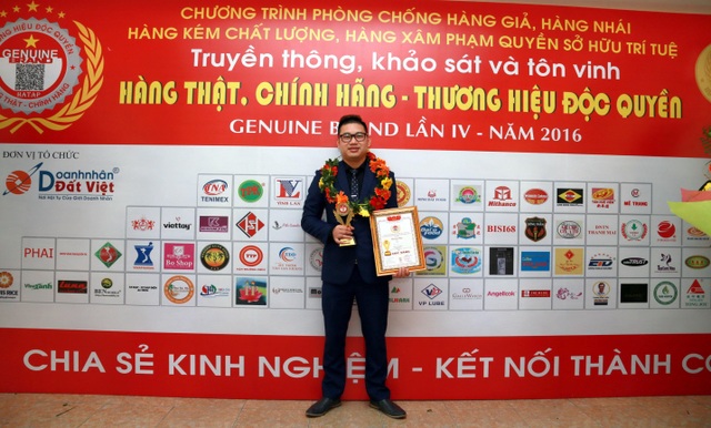 Tôn vinh người lãnh đạo hãng trang sức hàng đầu Việt Nam - 2 CEO Đào Văn Hùng đại diện hãng Skymond, vinh dự nhận cúp và danh hiệu “Hàng chính hãng, thương hiệu độc quyền”