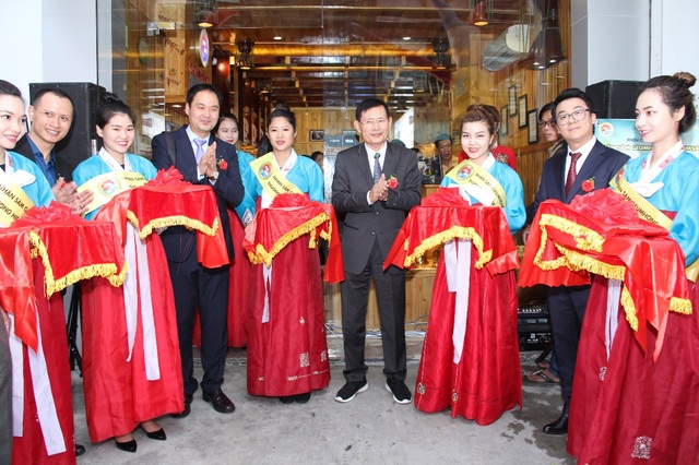 Đại diện Hàn Quốc cắt băng khai trương cửa hàng Geumhong tại số 118 Hoàng Diệu, Quận Hải Châu, TP. Đà Nẵng